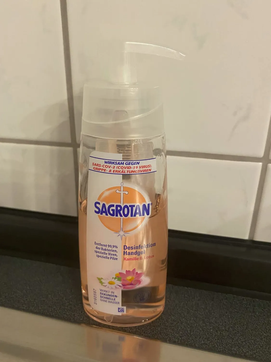 Sagrotan Hand-Desinfektionsgel Kamille Lotus Gel 200 ml Spender